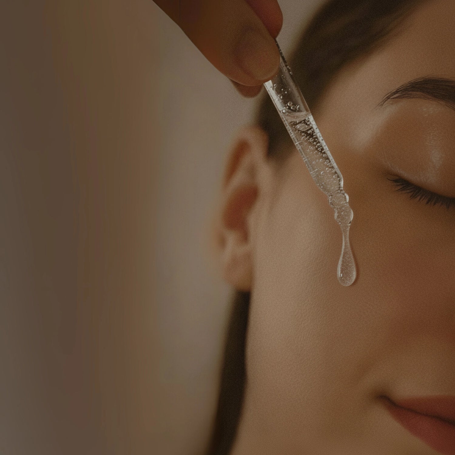 BALANCE brings the purity of olive-derived squalane to both hair and skin. This lightweight, fast-absorbing oil mirrors the natural lipids found in healthy skin and hair, helping restore hydration and maintain a healthy moisture barrier without any heavy residue.