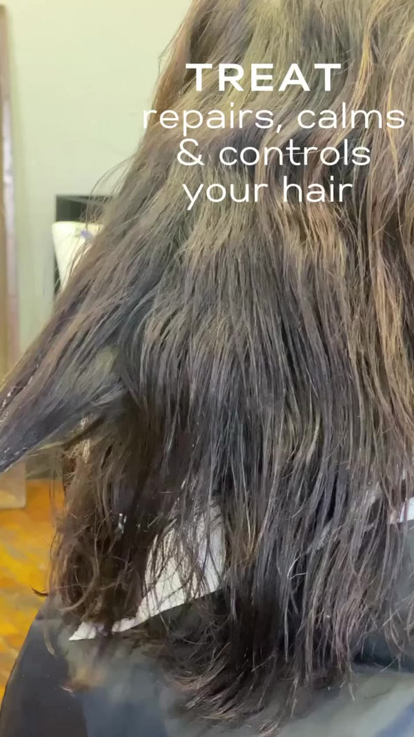 A repairing hair mask enriched with Shea Butter that restores hydration on the inside, locks in moisture on the outside, and strengthens the elasticity, to dry, damaged hair while preventing split ends and breakage. Your hair thrives on real restoration, not surface-level fixes. Botanical pre-wash TREAT reinforces your hair fibers, working in harmony with your hair’s natural biology for strength and long-lasting health.