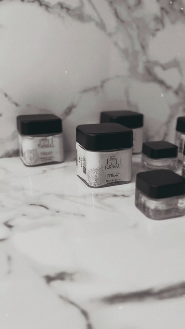 A repairing hair mask enriched with Shea Butter that restores hydration on the inside, locks in moisture on the outside, and strengthens the elasticity, to dry, damaged hair while preventing split ends and breakage. Your hair thrives on real restoration, not surface-level fixes. Botanical pre-wash TREAT reinforces your hair fibers, working in harmony with your hair’s natural biology for strength and long-lasting health.